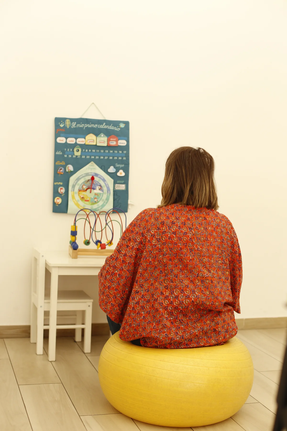 Mary with a little girl at the mirror during a voice exercise, speech and language therapy practice in Viterbo